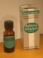 Das Asthma Inhalant Dr. Wolferwurde nach folgender Rezeptur hergestellt:

Adrenalinum                                    1%
Acidum ascorbicum                          2%
Ephedrinum hydrochloric                 5%
Glyverinum con.-
Chlorobutanolum                             0.5%
Excip.ad.solut.

Diese Packung enthlt als Verfalldatum aufgedruckt
Zu verkaufen bis:
                                  31.12.1984
                                   31.12.1987