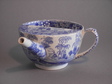 Tasse de malade (à bec verseur). Porcelaine. Décor paysager bleu. Ø 10 cm. Copeland (GB), 1847-1867