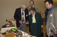 Dr. Krneta gibt Erläuterungen zu seiner kostbaren Sammlung. Herr Horst Liepert (im Hintergrund), Frau R. Knoblauch, Herr Milorad Maric (von links) 